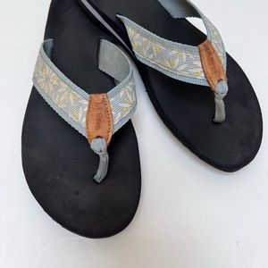 L.L. Bean Daisy Blue Flip Flops